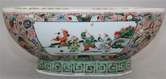 A Chinese famille verte square footed bowl, late 19th / early 20th century, 23cm